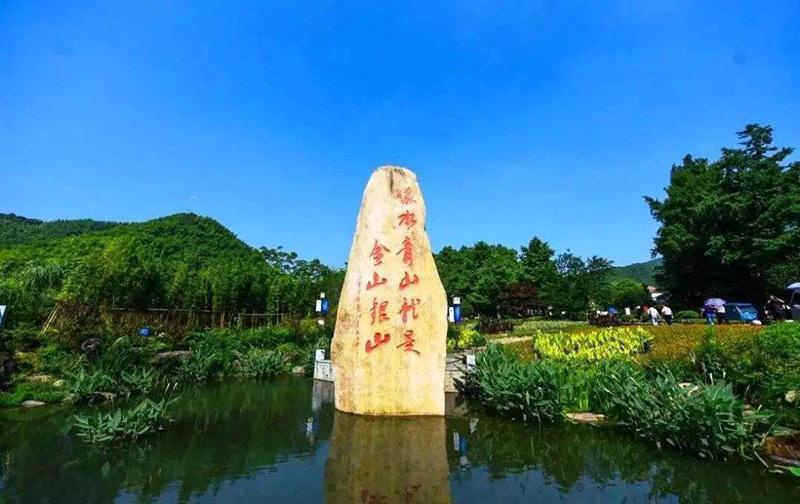 绿水青山洲生色金龙飞舞彩云间打一肖仔细释义、解释与落实、详细解答解释落实